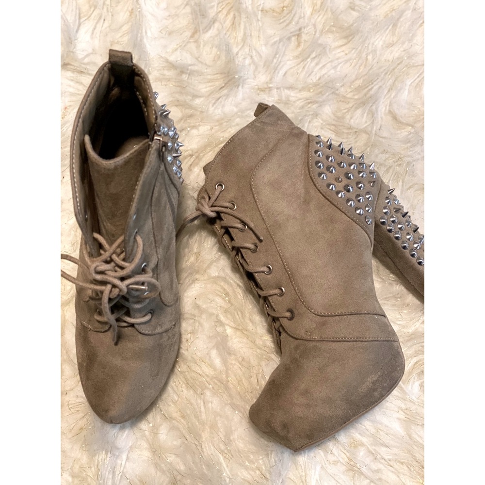 Tan boots with bedazzle